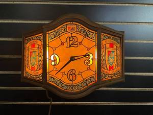 lot 133 image: Old Style Beer 3-sided, faux stained glass, light-up clock