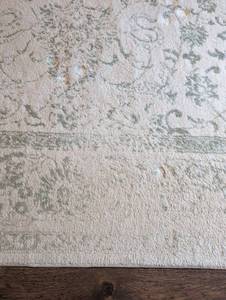 lot 21 image: Cream Floral Area Rug