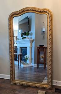 lot 11 image: Large Decorative Ornate Gold Mirror