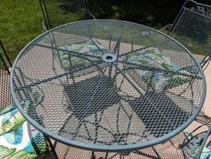 lot 27 image: Round Metal Patio Table Set