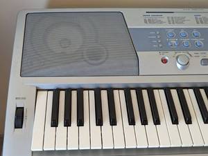 lot 76 image: Yamaha DGX-200 Keyboard
