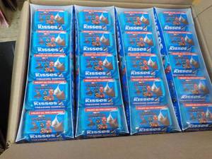 Case of 12 - 5 ct Trays Kisses Trea...