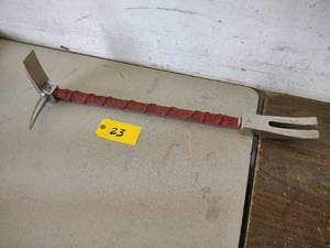 lot 23 image: Halligan Bar...