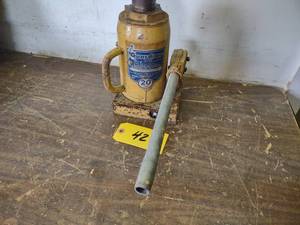 lot 42 image: 20 Ton Bottle Jack...