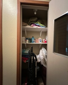 lot 167 image: Contents of Closet (vacuum cleaner, assorted bath items)