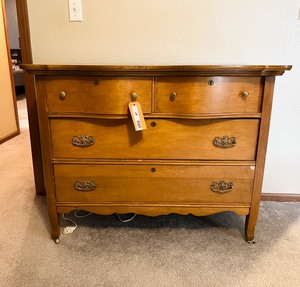 lot 141 image: Antique Dresser
