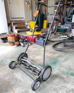 lot 93 image: Earthwise 20 Manual Push Mower