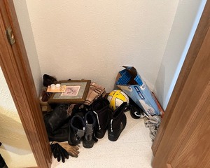 lot 135 image: Closet Contents