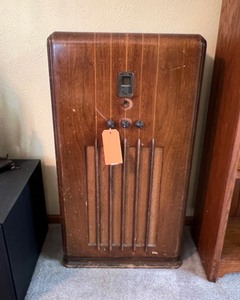 lot 126 image: General Electric 1930s Radio