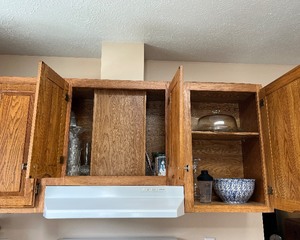 lot 123G image: Kitchen Cabinet Contents