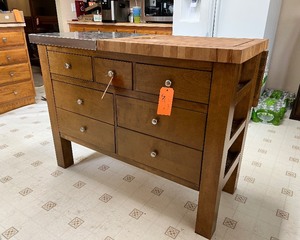 lot 122 image: Kitchen Island