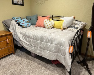 lot 427 image: Daybed