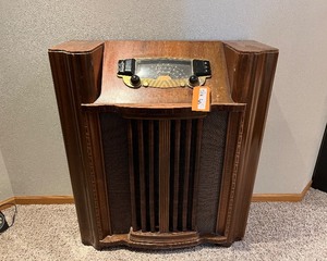 lot 197 image: Zenith Radio
