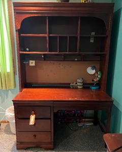lot 212 image: Desk