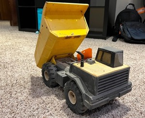 lot 337 image: Tonka Dump Truck