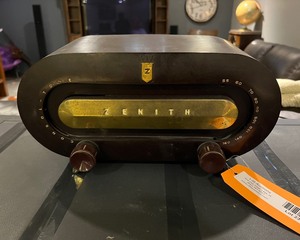 lot 235 image: Zenith Vintage Radio