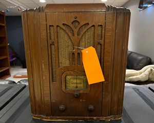 lot 234 image: Coronado Antique Radio