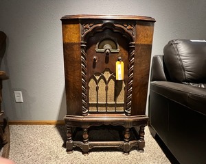 lot 241 image: Nice piece Antique Montgomery Ward & Co Radio