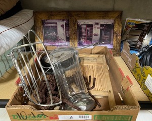 lot 415 image: Decor Items