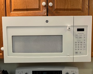 lot 129X image: GE Undercabinet Microwave