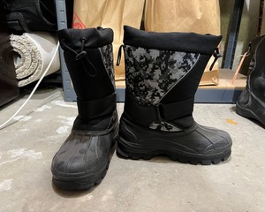 lot 299 image: Snow Boots
