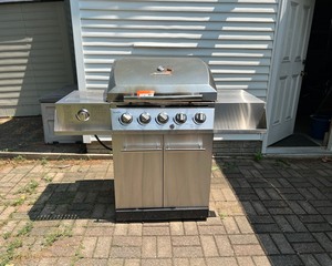 lot 62 image: Char Broil Grill