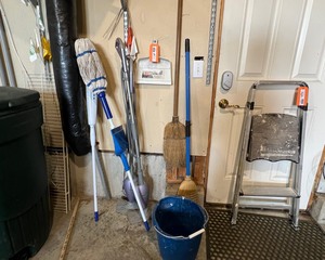lot 107 image: Cleaning Tools