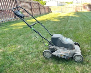 lot 86 image: 24V Electric Push Mower (partsrepair)