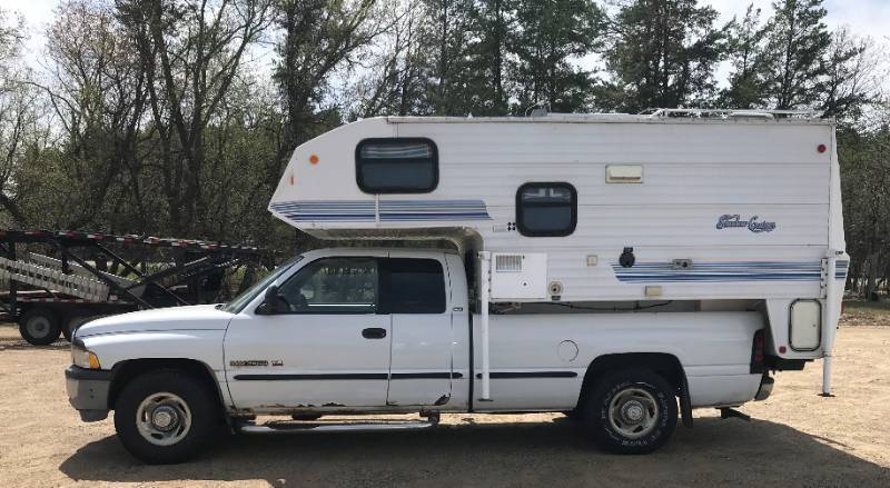 lot 4 image: 1998 Dodge Ram 2500 w Truck Camper