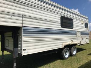 lot 3 image: 1991 Dutchman Classic 5th-Wheel Camper