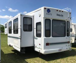 lot 1 image: 1999 Holiday Rambler 5th-Wheel Camper