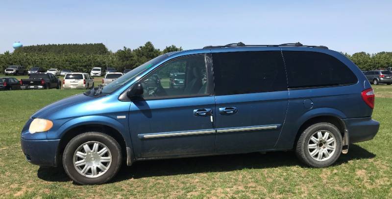 lot 3 image: 2005 Chrysler Town & Country Touring