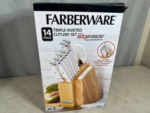lot 32 image: Brand New Farberware Cutlery Knife Set with Built In Sharpener