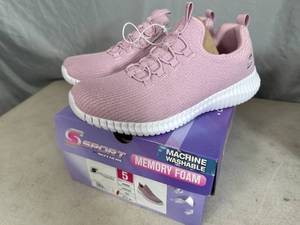 lot 68 image: New Skechers Memory Foam Shoes - Size 5