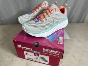 lot 90 image: New Skechers Sport Shoes - Size 5
