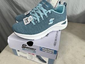 lot 136 image: New Skechers Arch Comfort Shoes - Size 5
