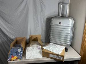 lot 199 image: 3 Cases New Clothing and Pre-Owned Spinner Suitcase