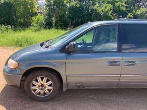 lot 3 image: 2007 Chrysler Town & Country Limited