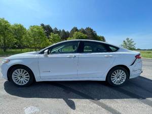 lot 10A image: 2013 Ford Fusion Hybrid SE - 2 OWNERS