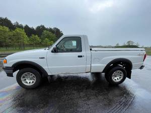 lot 16 image: 1998 Mazada B-Series B3000 SE - 4X4