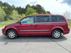 lot 2H image: 2010 Chrysler Town And Country Touring Plus - 1 OWNER