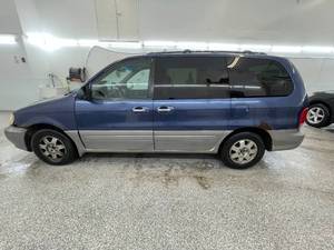lot 15B image: 2002 Kia Sedona EX
