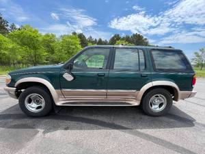 lot 8BB image: 1996 Ford Explorer Eddie Bauer - 4X4