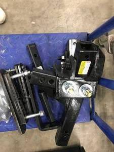 lot 21 image: ASSORTED RECEIVER HITCH PARTS