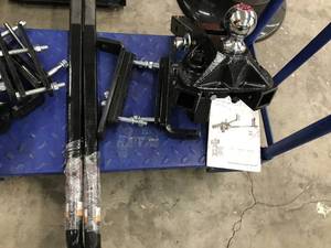 lot 23 image: ASSORTED HITCHSWAY BARS