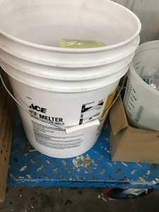 lot 110 image: 5 GAL BUCKET WITH ASSORTED PLUMBING PARTSFITTINGS