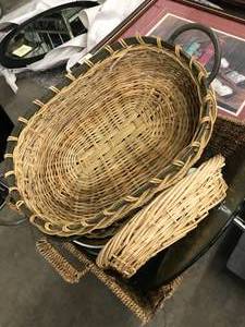 lot 129 image: ASSORTED DISPLAY BASKETS AND GLASS SHELVING