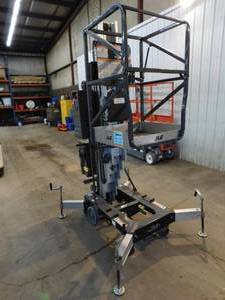 lot 7 image: 2005 JLG 25AM Man Lift