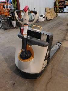 lot 11 image: Crown Electric Pallet Jack