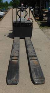 lot 10 image: Nissan Ride On 6000lb Pallet Jack
